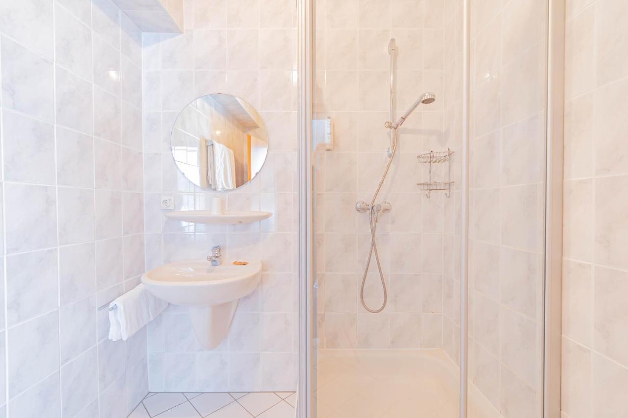 Hotel Le Petit Poete Ехтернах Екстер'єр фото