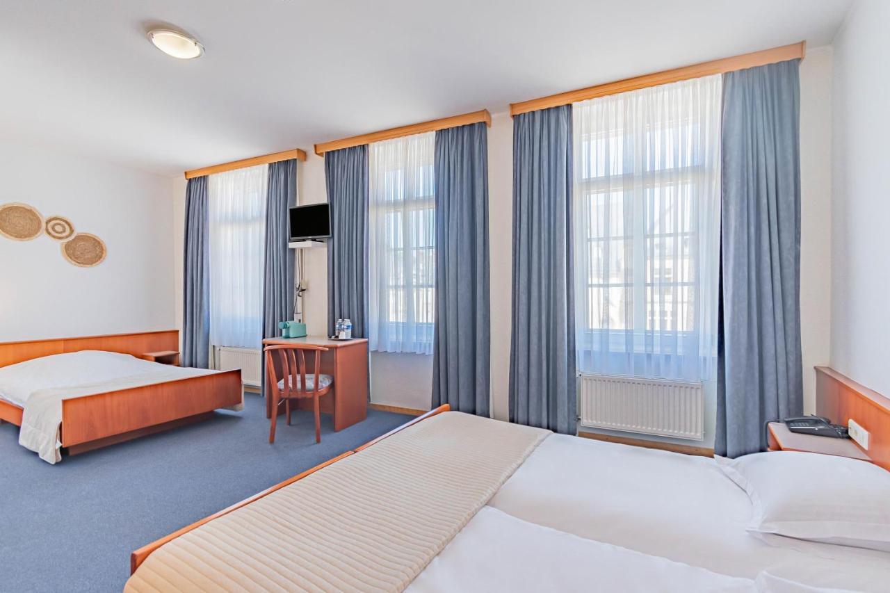Hotel Le Petit Poete Ехтернах Екстер'єр фото