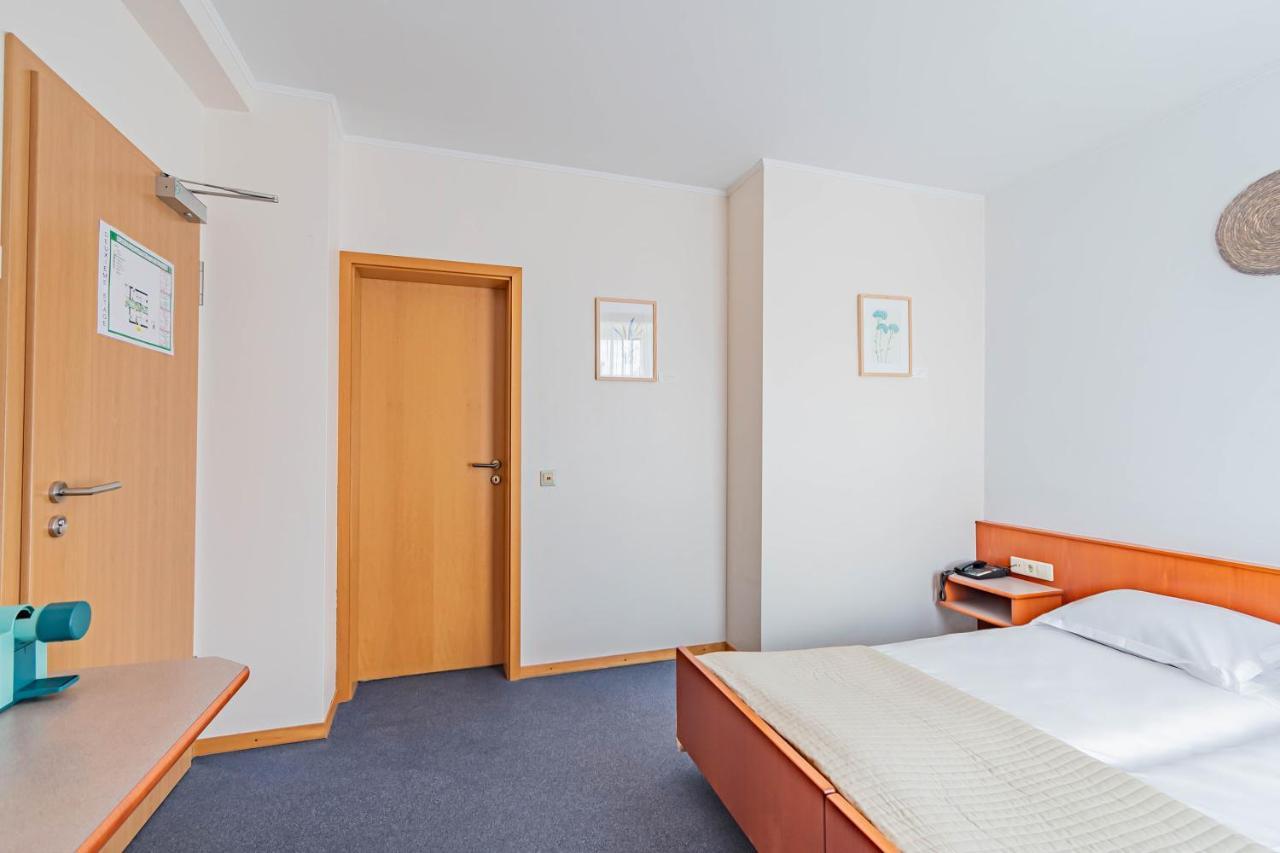 Hotel Le Petit Poete Ехтернах Екстер'єр фото