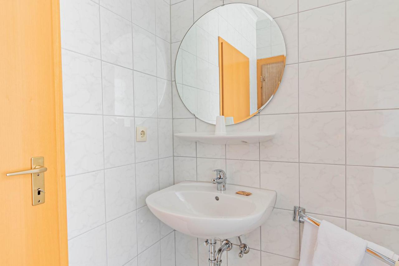 Hotel Le Petit Poete Ехтернах Екстер'єр фото